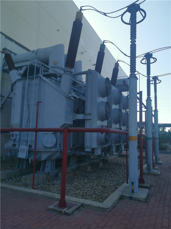 我公司承接龍口南山集團SFP11-400000/220KVA超高壓電力變壓器維護保養現場。